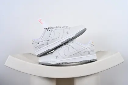 优势放店 满印浮雕轻奢潮鞋 SB DUNK LOW,整鞋纯白皮革打造立体压纹满印标识,低调精致尽显高级质感,浅灰外底柔和不突兀,搭配银灰编织鞋带提升细节层次,附赠金属LV造型吊饰极具辨识度,经典DUNK低帮鞋型贴合脚面,上脚轻便柔韧,防滑橡胶大底适配日常行走,极简纯白配色适配各类穿搭,街头潮流与轻奢质感融合到位,皮质紧实耐弯折,男女情侣款轻松驾驭各种造型 货号:XX3168-140 J6-F3